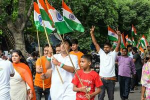 delhi, India -15 ago 2022 - grande gruppo di persone durante grande tiranga yatra organizzato come parte di il azadi ka amrit mahotsav per celeberate il 75 anniversario di dell'india indipendenza, indiano bandiera marzo foto