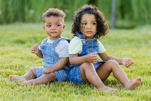 poco contento mulatto bambini giocando a estate picnic foto