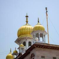 gurudwara sis ganj sahib è uno dei nove gurdwara storici nella vecchia delhi in india, sheesh ganj gurudwara a chandni chowk, di fronte al forte rosso nella vecchia delhi india foto