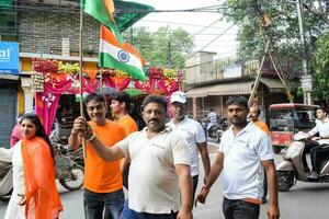 delhi, India -15 ago 2022 - grande gruppo di persone durante grande tiranga yatra organizzato come parte di il azadi ka amrit mahotsav per celeberate il 75 anniversario di dell'india indipendenza, indiano bandiera marzo foto