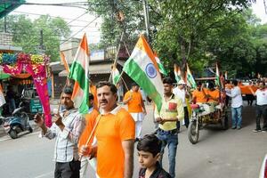 delhi, India -15 Maggio 2023 - grande gruppo di persone durante grande tiranga yatra organizzato come parte di il azadi ka amrit mahotsav per celebrare il 76 anniversario di dell'india indipendenza, indiano bandiera marzo foto