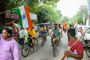 delhi, India -15 Maggio 2023 - grande gruppo di persone durante grande tiranga yatra organizzato come parte di il azadi ka amrit mahotsav per celebrare il 76 anniversario di dell'india indipendenza, indiano bandiera marzo foto