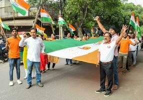 delhi, India -15 ago 2022 - grande gruppo di persone durante grande tiranga yatra organizzato come parte di il azadi ka amrit mahotsav per celeberate il 75 anniversario di dell'india indipendenza, indiano bandiera marzo foto
