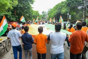 delhi, India -15 ago 2022 - grande gruppo di persone durante grande tiranga yatra organizzato come parte di il azadi ka amrit mahotsav per celeberate il 75 anniversario di dell'india indipendenza, indiano bandiera marzo foto