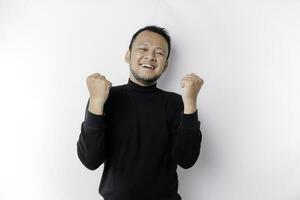un' giovane asiatico uomo con un' contento riuscito espressione indossare nero camicia isolato di bianca sfondo foto