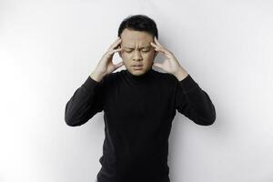 un' ritratto di un asiatico uomo indossare un' nero camicia isolato di bianca sfondo sembra depresso foto