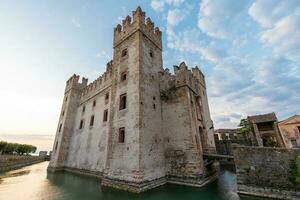 Sirmione, Italia - castello su garda lago. panoramico medioevale edificio su il acqua foto