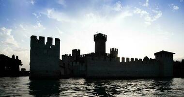 Italia - simone castello silhouette su il garda lago a tramonto. medievale architettura con Torre. foto