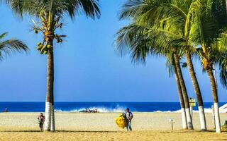 puerto escondido oaxaca Messico 2023 sole spiaggia sabbia persone surfer onde palme puerto escondido Messico. foto