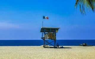puerto escondido oaxaca Messico 2022 spiaggia torre di guardia con messicano bandiera nel puerto escondido Messico. foto