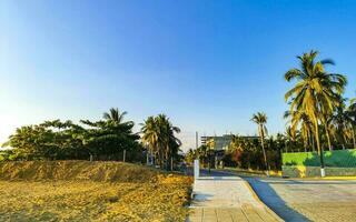 tipico bellissimo colorato turista strada marciapiede città puerto escondido Messico. foto