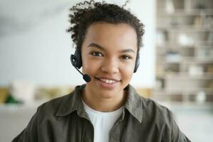 sorridente misto gara ragazza alunno nel cuffia, guardare a telecamera. distanza formazione scolastica, elearning foto