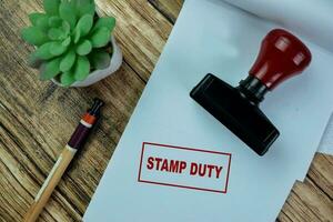 concetto di rosso maniglia gomma da cancellare stampatore e francobollo dovere testo isolato su su di legno tavolo. foto