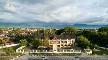 aereo Visualizza di rumah gadang, Minangkabau tradizionale Casa nel padang, ovest sumatra Indonesia. padang, Indonesia, gennaio 29, 2023 foto