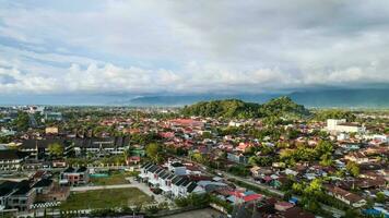 aereo Visualizza di rumah gadang, Minangkabau tradizionale Casa nel padang, ovest sumatra Indonesia. padang, Indonesia, gennaio 29, 2023 foto