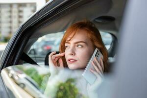 giovane ragazza usi un' mobile Telefono nel il macchina. tecnologia cellula Telefono isolamento. Internet e sociale media. donna con smartphone nel sua macchina. ragazza è utilizzando un' smartphone nel auto foto