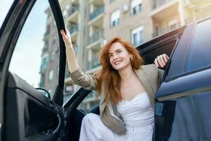 bellissimo giovane donna si apre il auto porta. attraente donna ottenere su di il macchina. foto