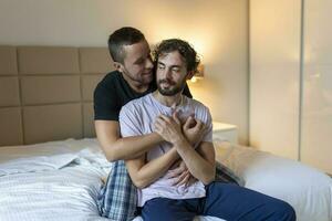 gay coppia condivisione un' speciale momento nel il mattina, omosessuale tenerezza, gay coppia amore casa concetto foto