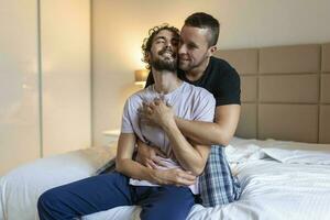 gay coppia condivisione un' speciale momento nel il mattina, omosessuale tenerezza, gay coppia amore casa concetto foto