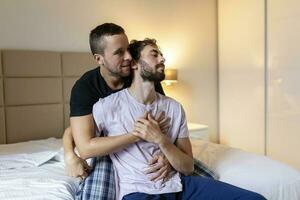 gay coppia condivisione un' speciale momento nel il mattina, omosessuale tenerezza, gay coppia amore casa concetto foto