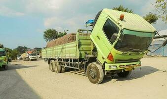 verde colorato flatbed pesante camion Usato per trasporto e distribuire cementi sacchi a partire dal fabbrica per punti di i saldi o distributori reti negozi foto