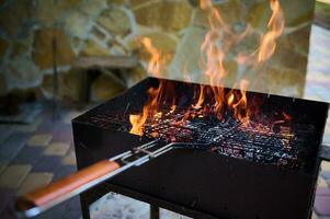 barbecue griglia con fuoco su Aperto aria. fuoco fiamma foto