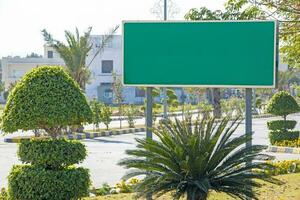 direzione e ciglio della strada cartello tabellone segnaletica modello foto