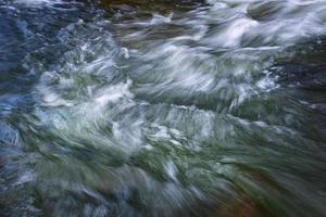 vista offuscata di un fiume selvaggio foto