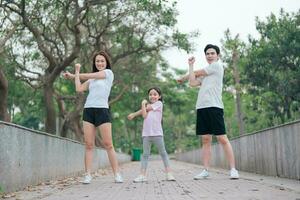 foto di giovane asiatico famiglia esercizio a parco