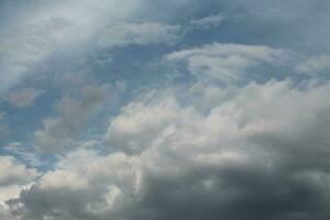 temporale struttura nuvole prima pioggia su il cielo foto