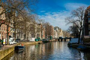 canali, Barche e bellissimo architettura a il vecchio centrale quartiere nel amsterdam foto