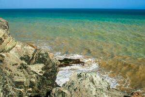 onde rottura su il rocce a cabo de la vela nel la guajira nel Colombia foto