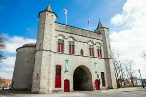 il antico attraversare cancello di il bastioni nel il storico cittadina di Bruges foto