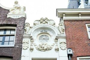 dettaglio di il tradizionale storico edifici a il vecchio centrale quartiere di amsterdam foto