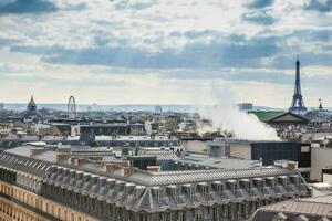 il bellissimo Parigi città visto a partire dal un' tetto nel un' freddo inverno giorno foto