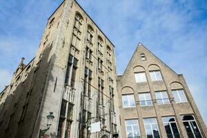 bellissimo antico edificio a il storico Bruges città centro foto