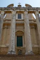 antico tempio romano di antonino e faustina a roma italia foto