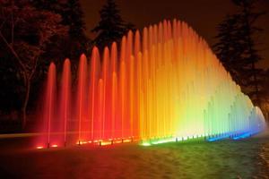 bella fontana colorata di notte nel parco della riserva lima in Perù foto