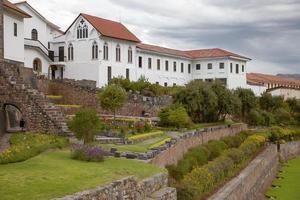 giardini alla chiesa di santo domingo in cusco perù foto