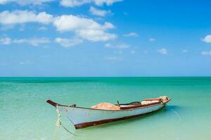 canoa galleggiante su calma acqua sotto bellissimo blu cielo nel la guajira nel Colombia foto