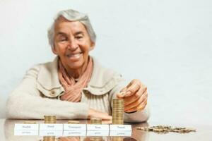 anziano donna bilancio con grande risparmi per viaggio foto