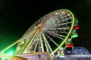 Ferris ruota nel Natale mercato nel tuileries giardini, Parigi, Francia foto