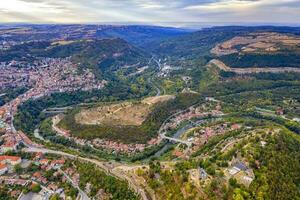 aereo Visualizza di il veliko tarnovo e tsarevets, un' medievale forte su superiore di il collina, capitale di il secondo bulgaro regno. veliko tarnovo, Bulgaria foto