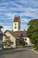 un' piccolo silenzioso strada con case e un' orologio Torre nel leutkirchen, Germania foto