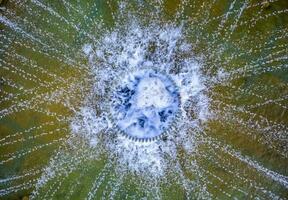 aereo superiore Visualizza di il Fontana nel il città. fuco fotografia foto