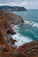 scogliera di rocce e mare della costa a bilbao in spagna