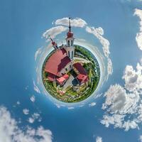 poco pianeta trasformazione di sferico panorama 360 gradi prospiciente Chiesa nel centro di globo nel blu cielo. sferico astratto aereo Visualizza con curvatura di spazio. foto