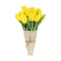 bouquet di tulipani gialli avvolti in carta artigianale isolati su sfondo bianco foto