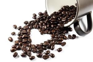 chicchi di caffè a forma di cuore dalla tazza