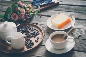 film vintage guardare tazza di caffè con torta foto